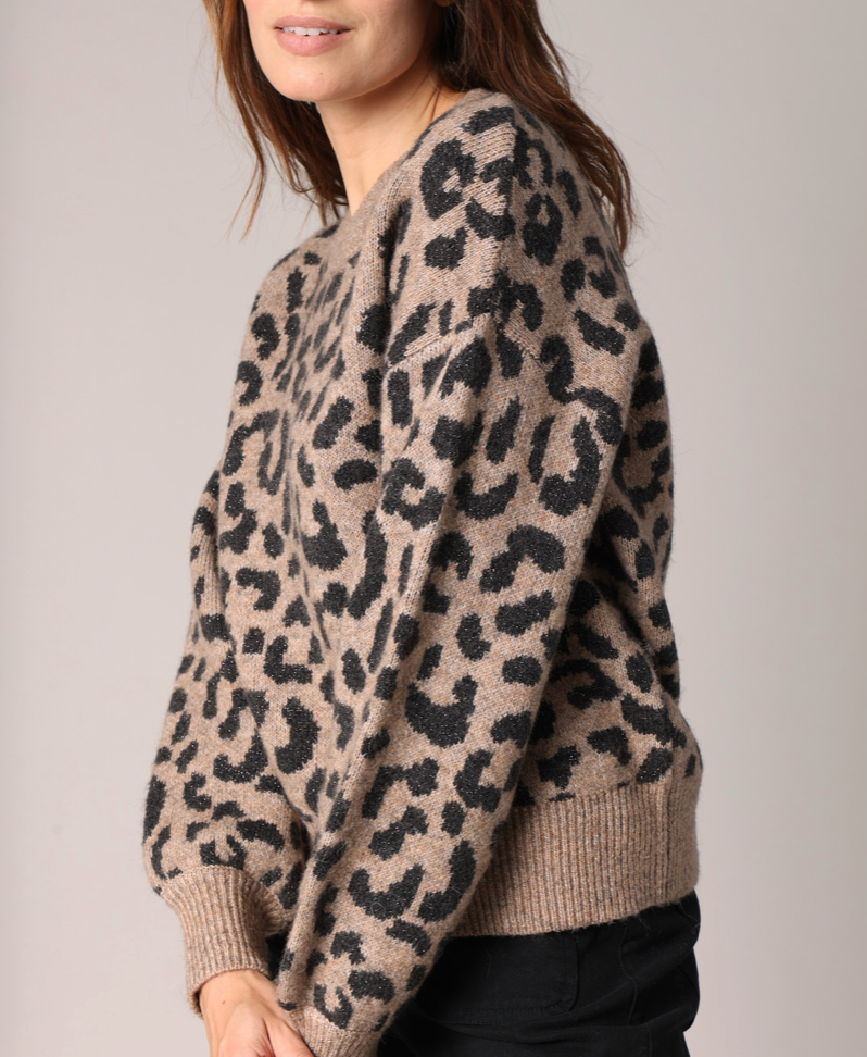 Pull femme NAWA maille léopard avec polyester recyclé et manches bouffantes.