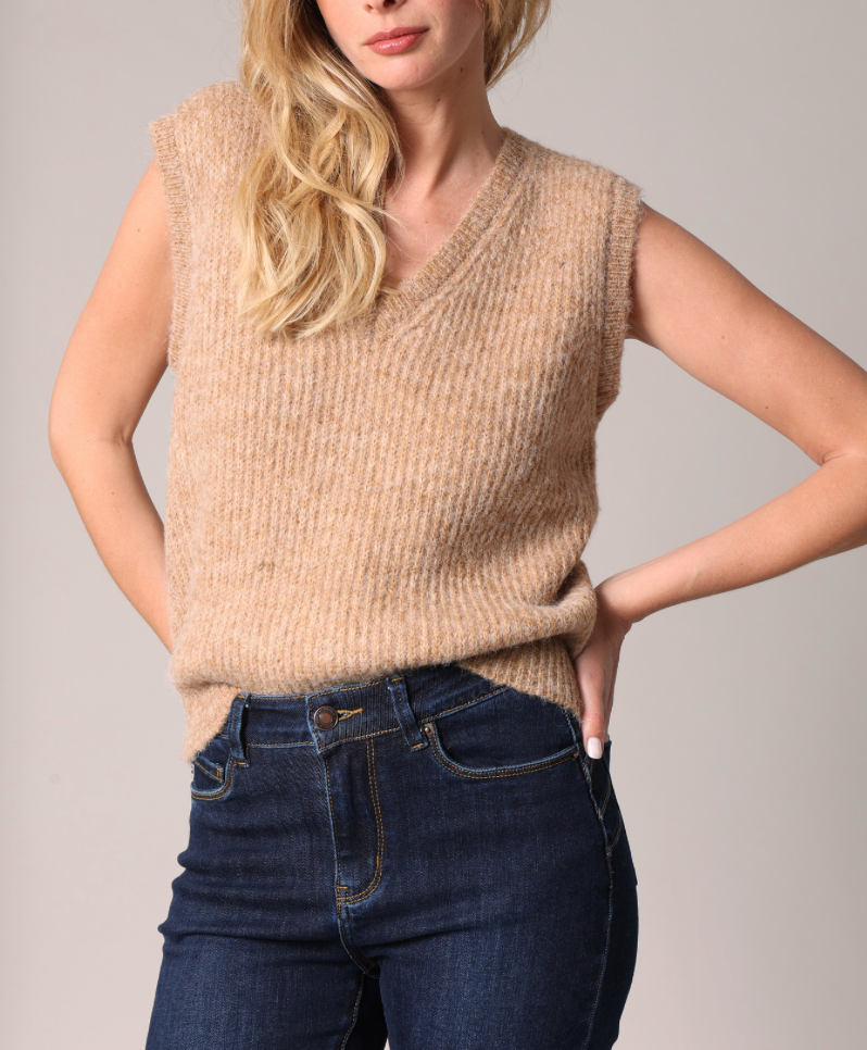 Pull sans manches femme col V, maille côtelée, effet duveteux.