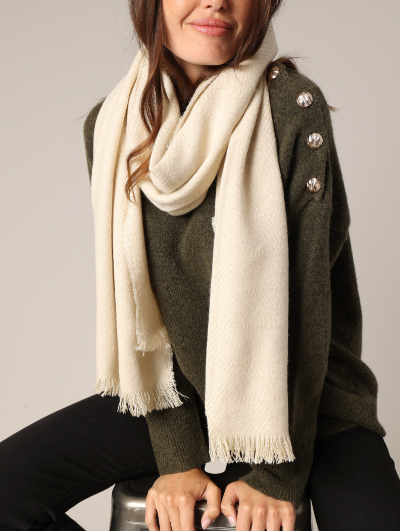 Écharpe femme MORGANE à tissage chevrons, douce et chaude avec franges.