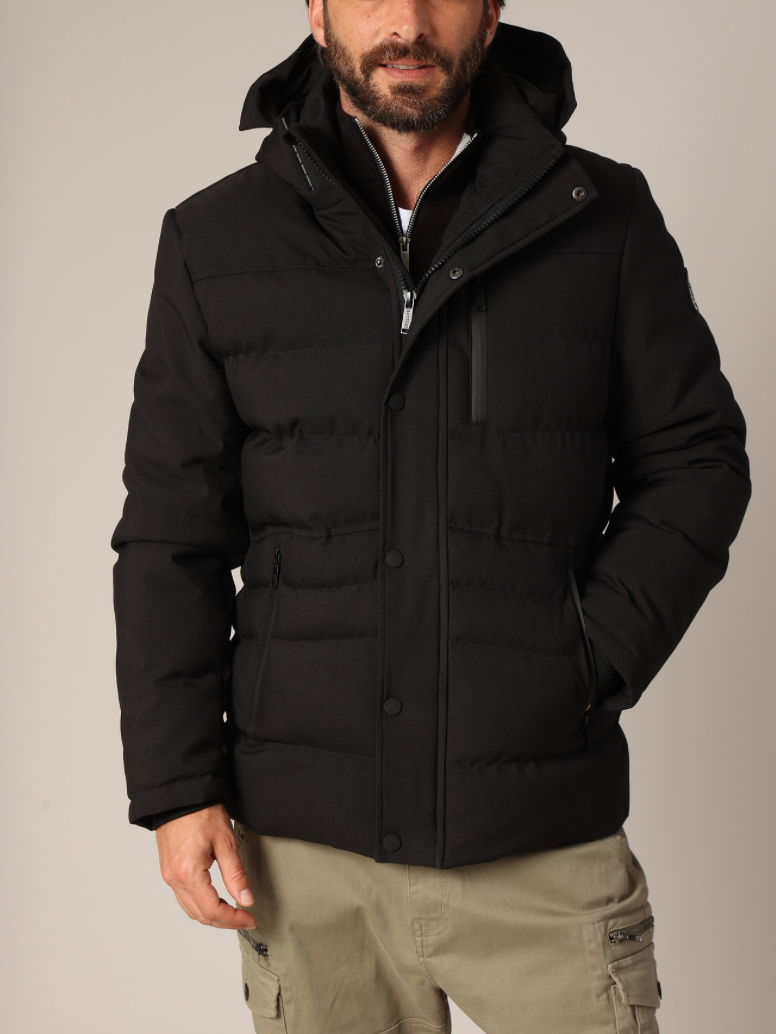 Doudoune homme CHIRO 100% polyester, capuche intégrée et badge en relief sur la manche.