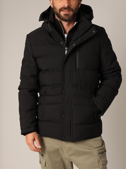 Doudoune homme CHIRO 100% polyester, capuche intégrée et badge en relief sur la manche.