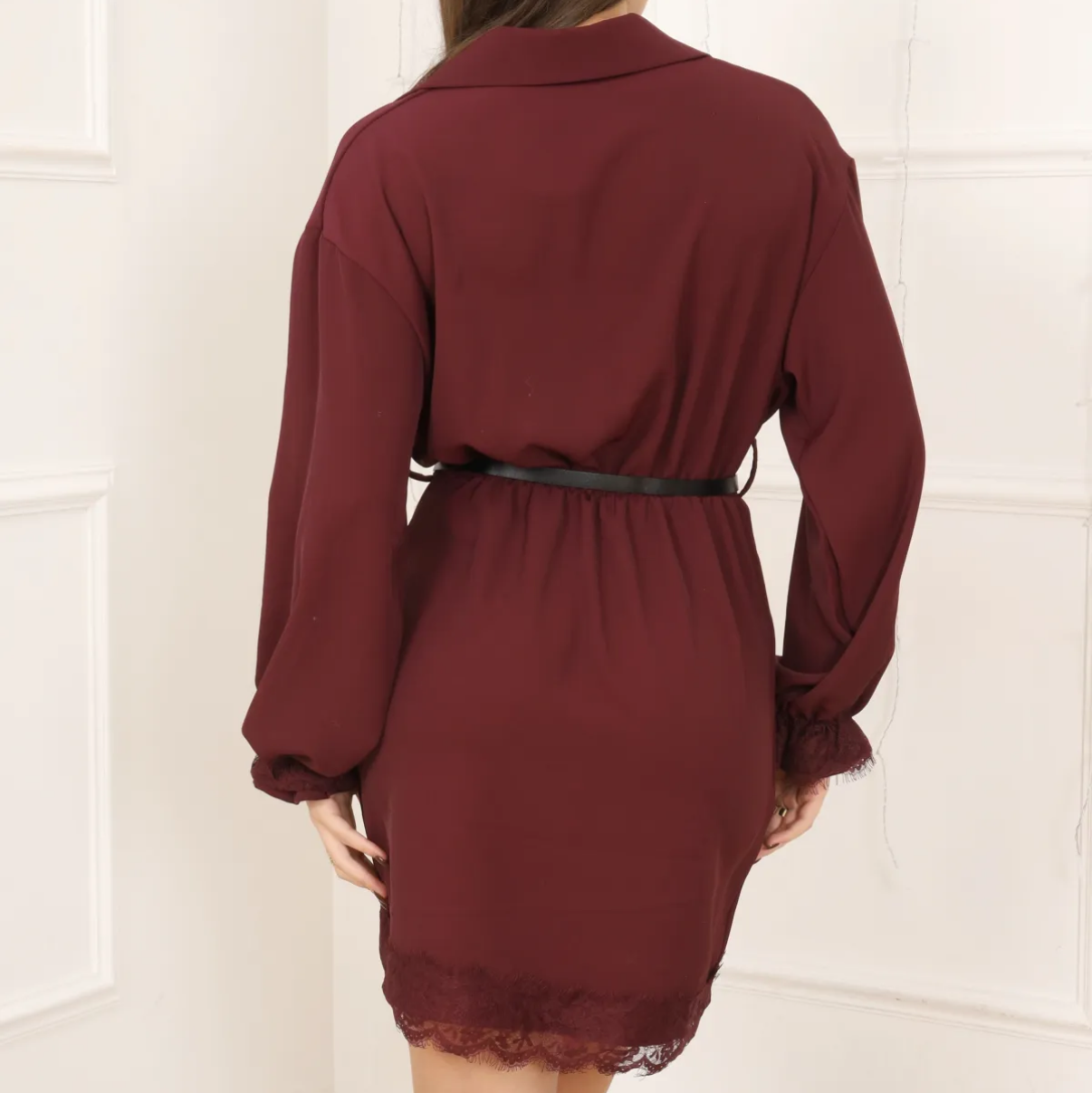 Robe courte finition dentelle avec ceinture