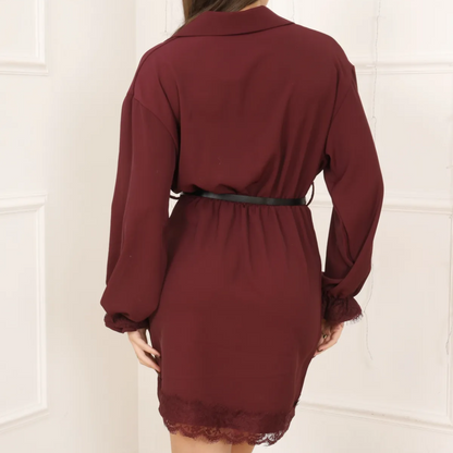 Robe courte finition dentelle avec ceinture