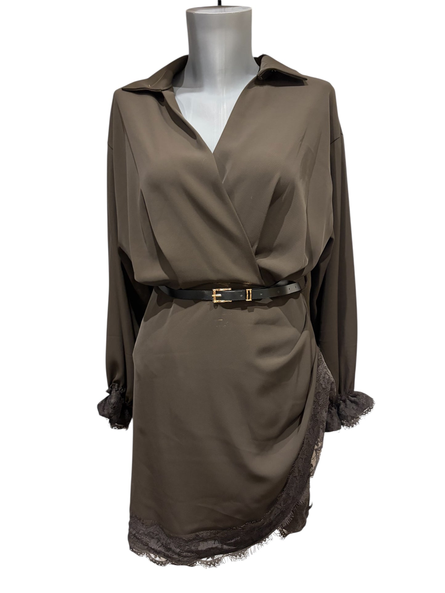 Robe courte finition dentelle avec ceinture