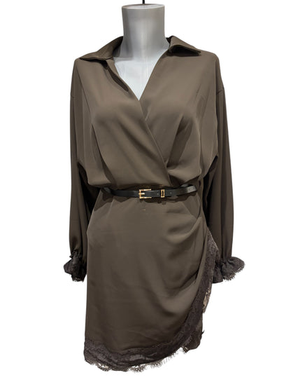 Robe courte finition dentelle avec ceinture