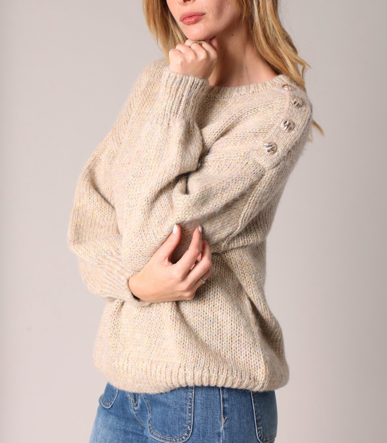 Pull femme MANI coupe ample, maille douce, patte de boutonnage à l'épaule.