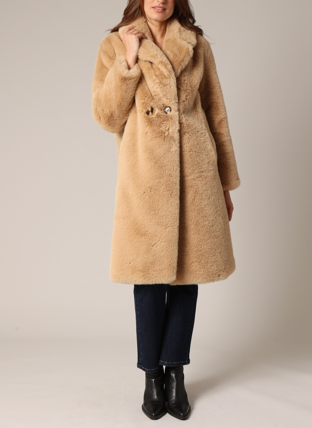 Manteau long femme DRESSY en fausse fourrure peluche avec col tailleur oversize.