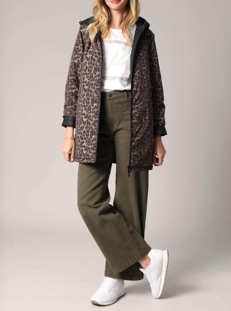 Manteau femme réversible KALAA à capuche, un côté léopard et un côté uni noir.